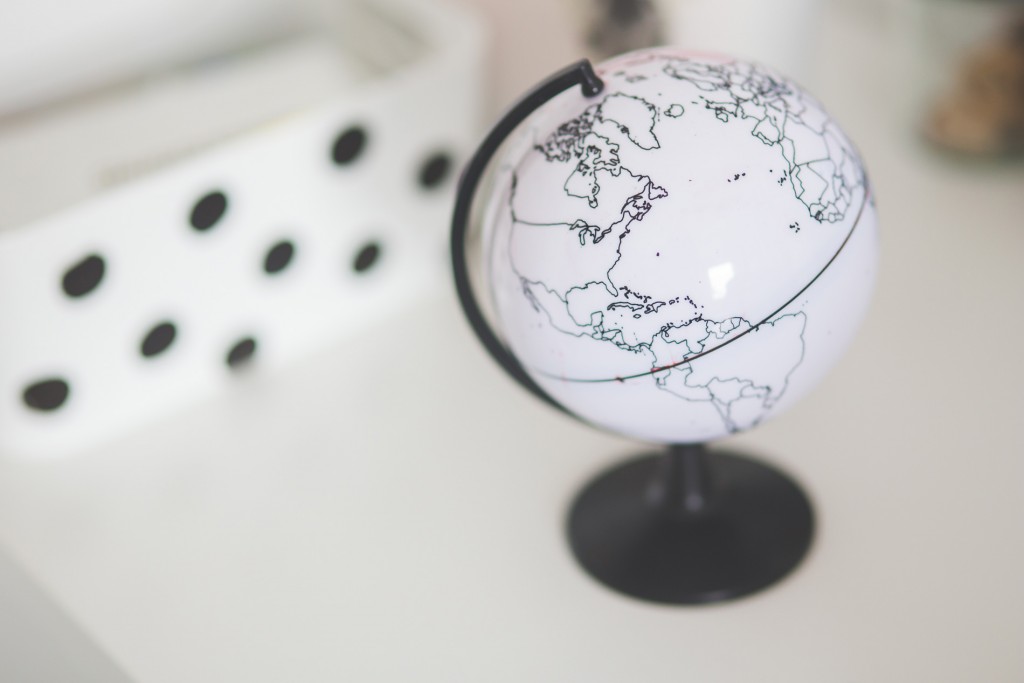 kaboompics.com_White-globe-on-a-desk